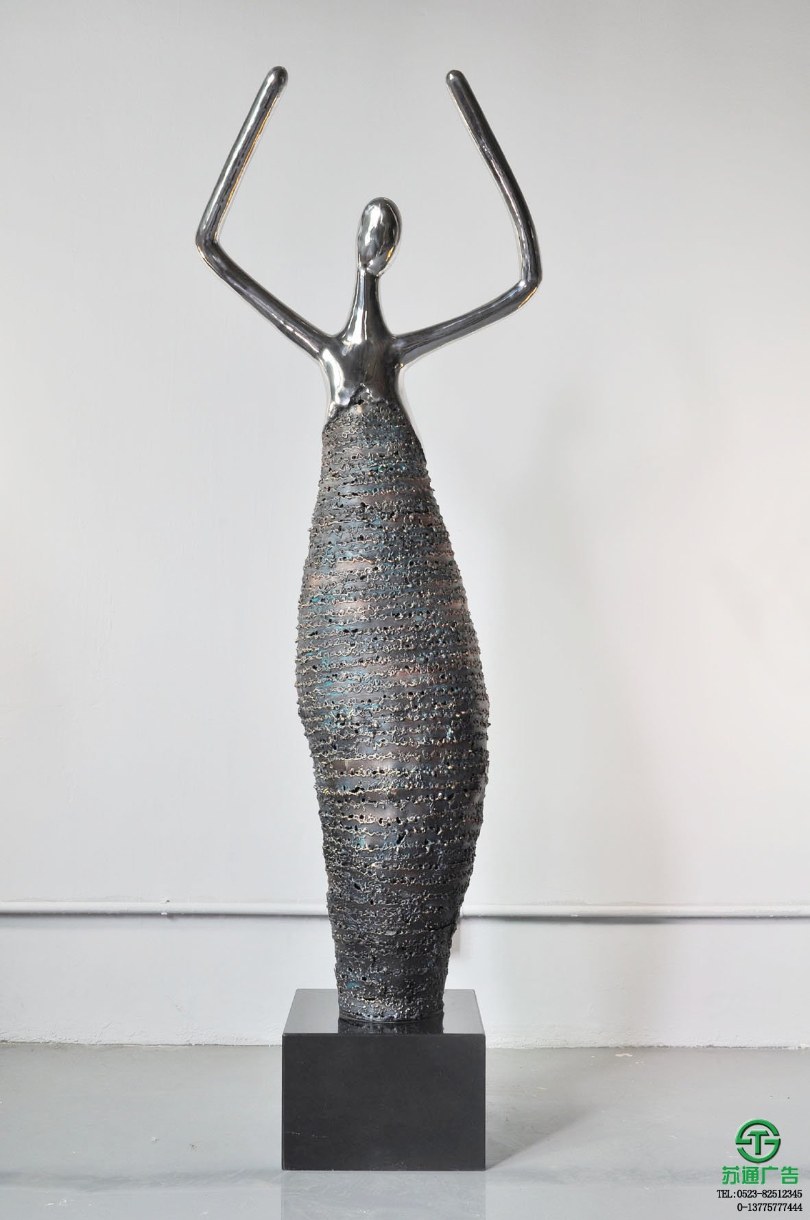 現(xiàn)代鐵藝雕塑生產(chǎn)廠家選擇蘇通廣告 0523-82512345