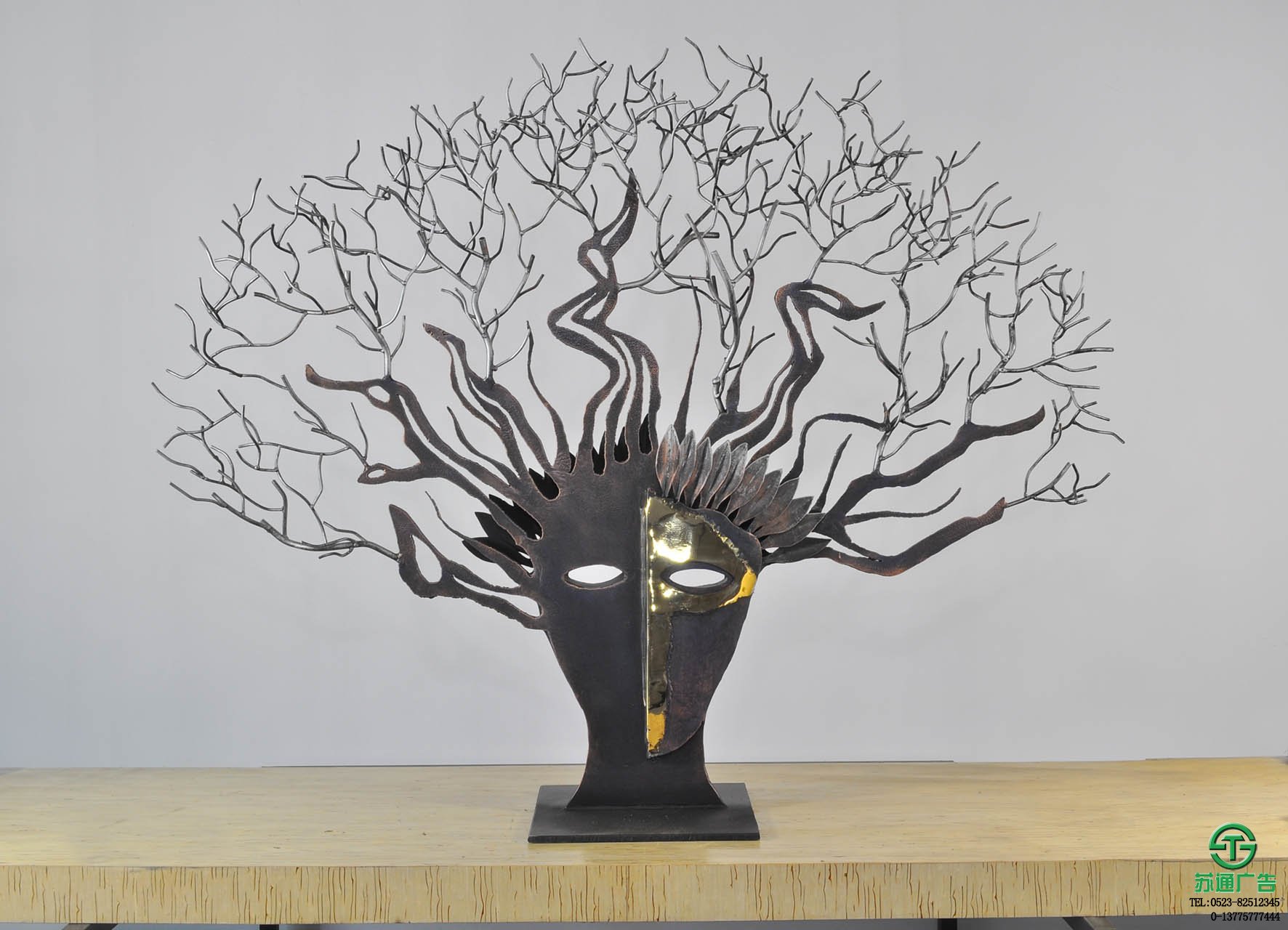 現(xiàn)代鐵藝雕塑生產(chǎn)廠家選擇蘇通廣告 0523-82512345