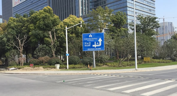 洋光里全球購樓頂墻體發光字精神堡壘標識牌制作安裝